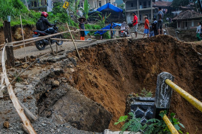 Jalan Lebak-Sukabumi Terputus