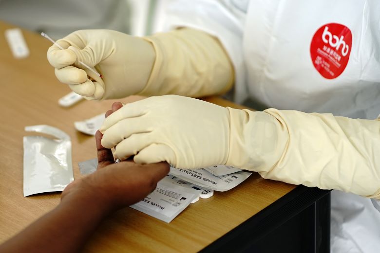 Pengunjung Kafe Disasar Untuk  <i>Rapid Test</i> Dadakan