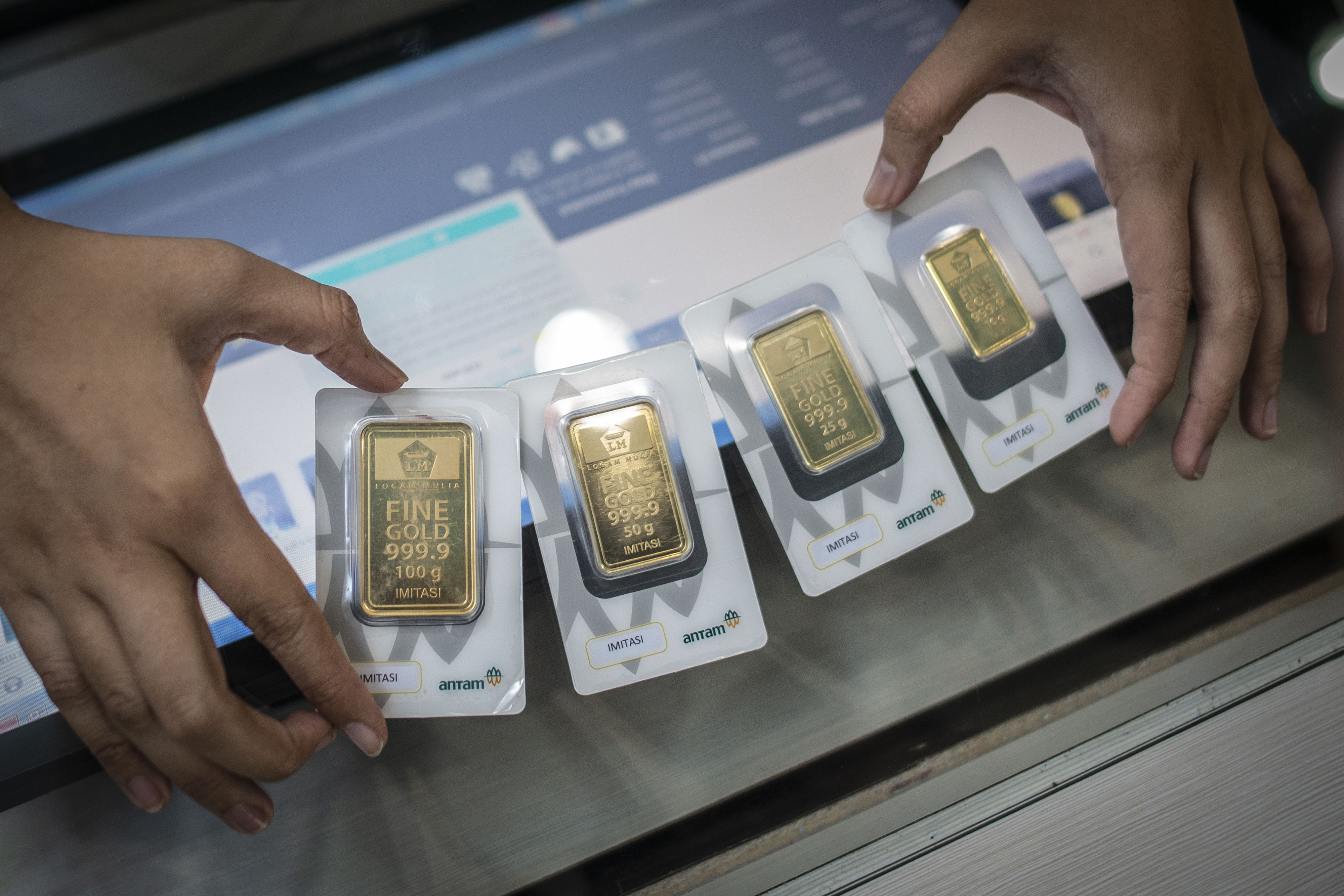 Turun Lagi, Emas Tertekan Rencana AS Buka Kembali Ekonomi