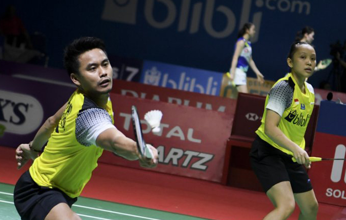 Tontowi Ahmad Gantung Raket