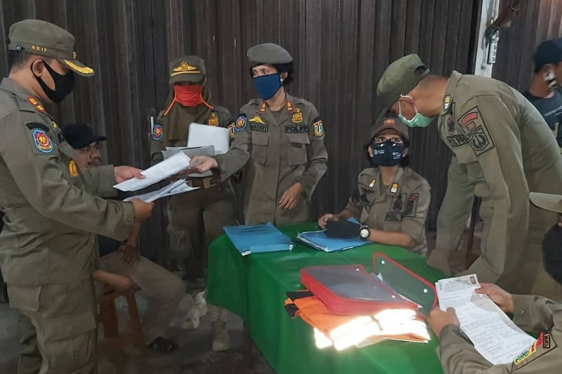 Satpol PP Kumpulkan Denda di Pasar Malam BKT