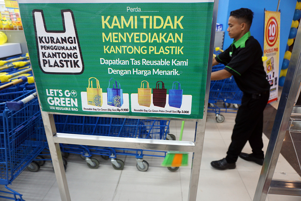 Minimarket Tak Lagi Sediakan Plastik Sekali Pakai