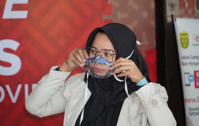 OLX Distribusikan Masker Khusus untuk Tuna Rungu