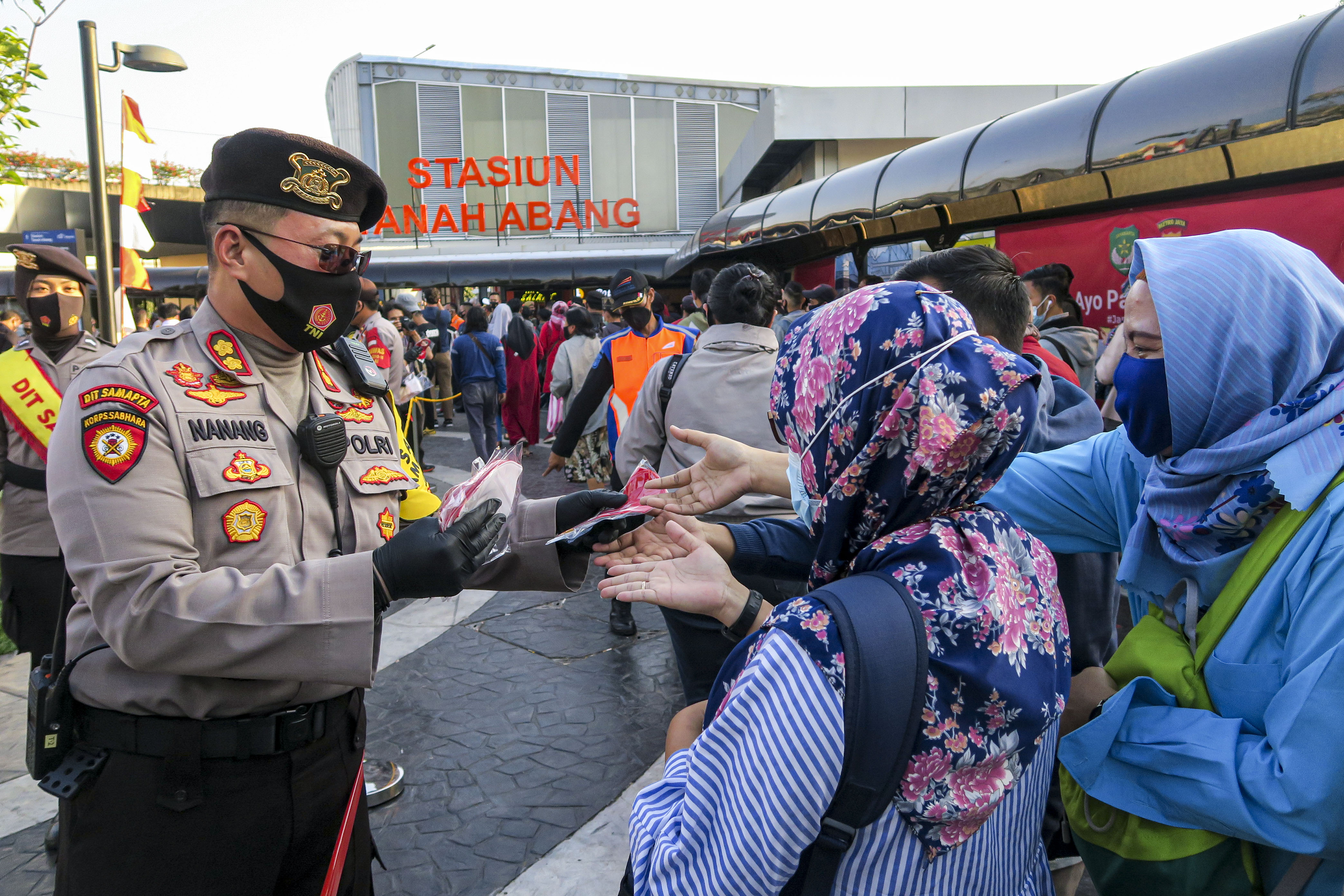 Wakapolri Tinjau Protokol Kesehatan di Stasiun Tanah Abang