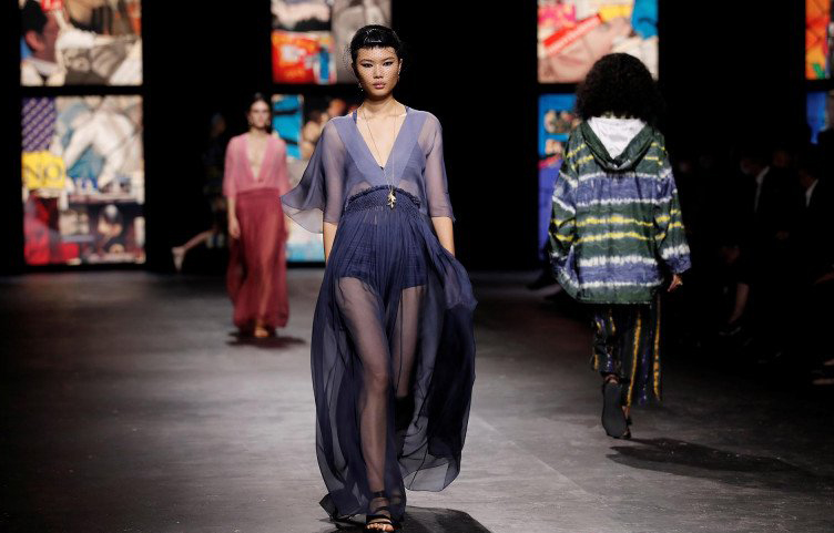 Dior Pamerkan Kain Tenun Ikat Indonesia di Paris Fashion Week