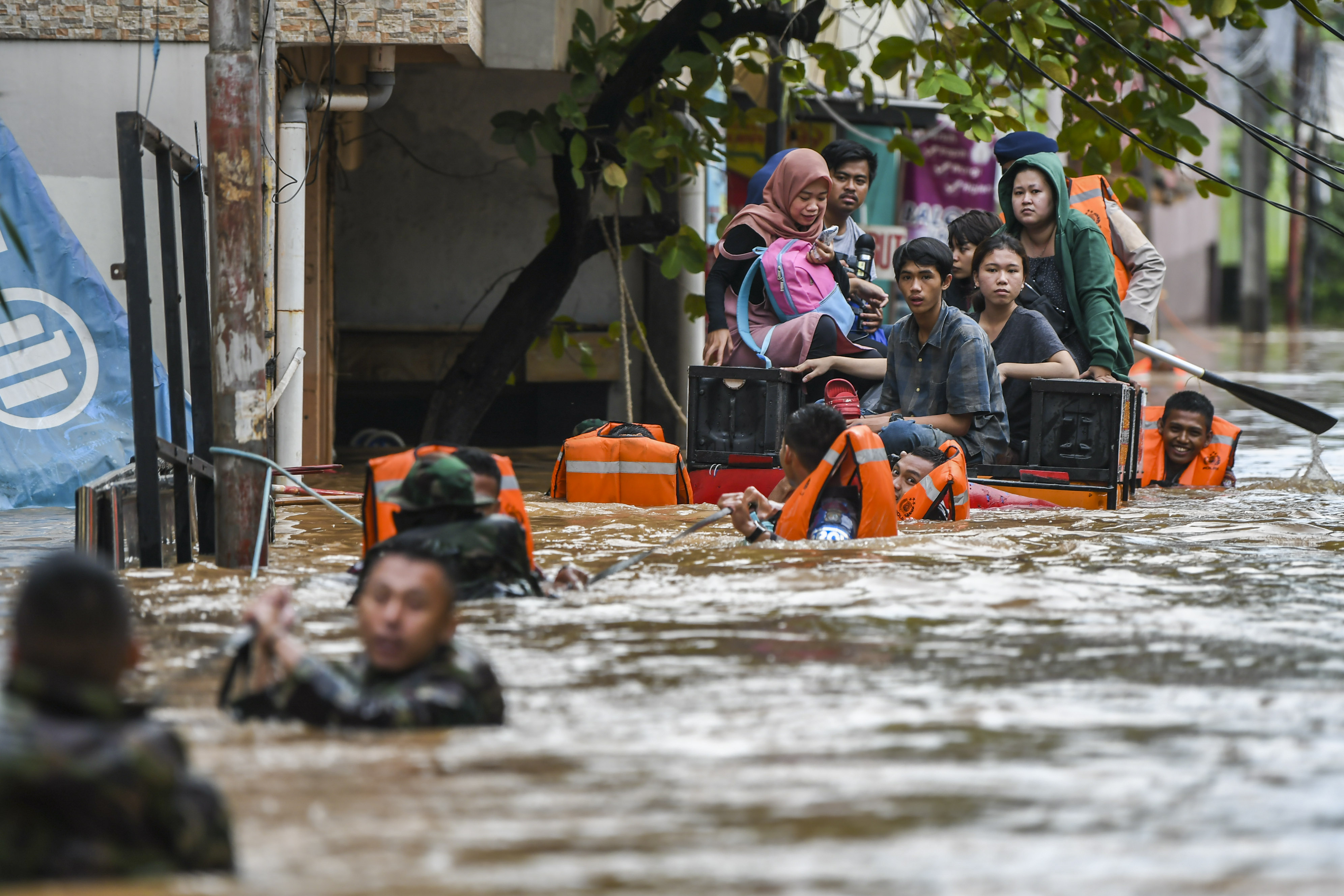 Persiapan Banjir, DKI Siapkan Perahu dan Tenda Khusus Pasien Covid-19