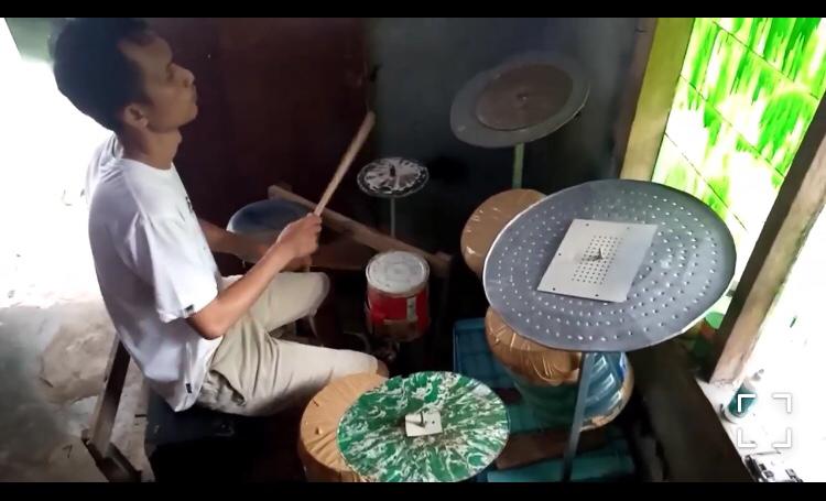  Cerita Deden Noy yang Dipuji Eks Drummer Dream Theater