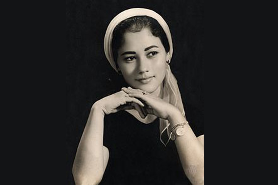 SUZZANNA: BERNAPAS DALAM PESONA