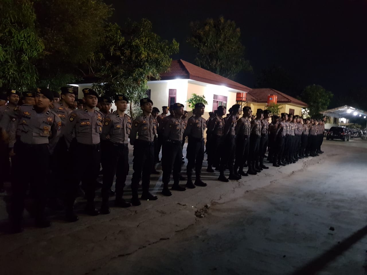 Polisi Siaga Di Pesisir Banten